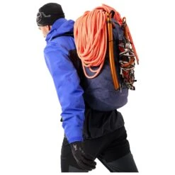 Arc'teryx Alpha FL 30 Backpack - Mountaineering Backpack 9 Arc'teryx Alpha FL 30 Backpack - Mountaineering Backpack -Camping supply store arcteryx alpha fl 30 backpack mountaineering backpack detail 5